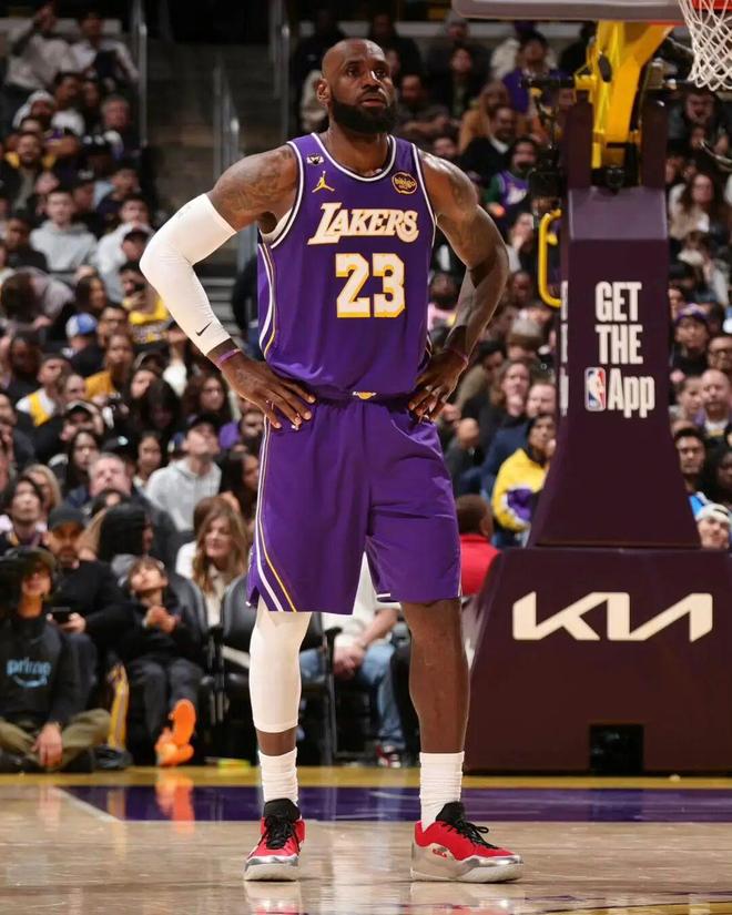 多米体育-这也行？詹姆斯在拜仁比赛中惊艳表现字母哥在篮网比赛中败北，赛后托特纳姆绝杀压哨的简单介绍